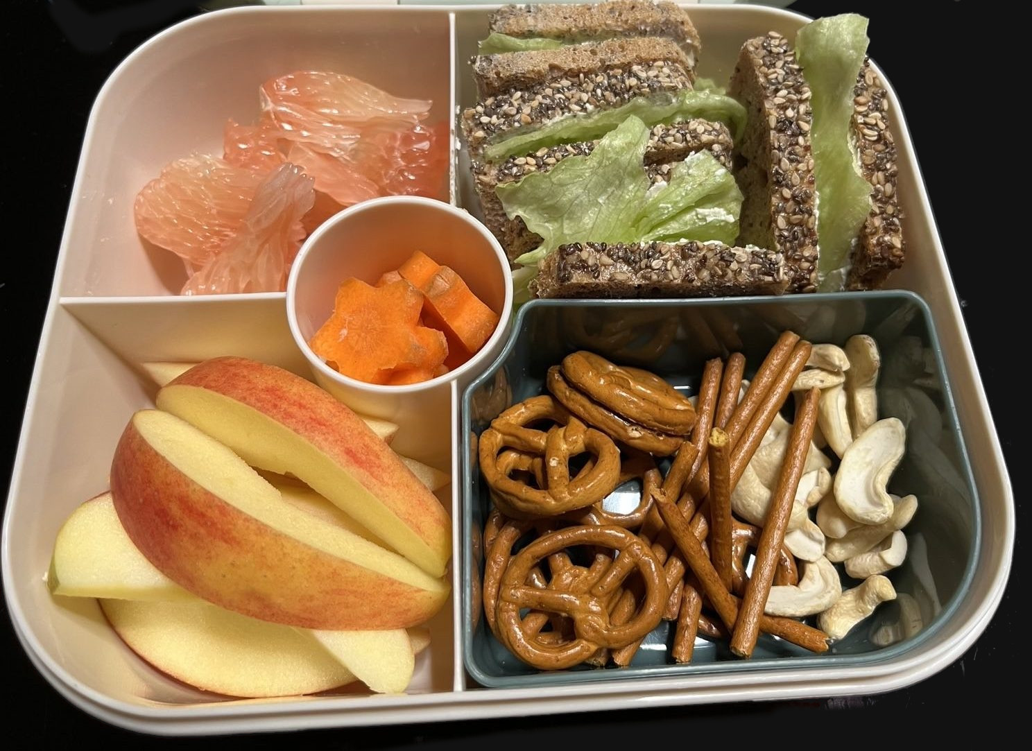 Eine Brotzeitbox mit beispielhaftem Inhalt